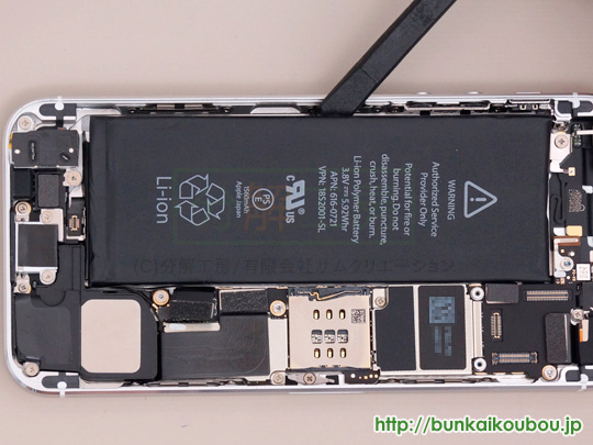 iPhone5s分解11バッテリーを取り外す(4)