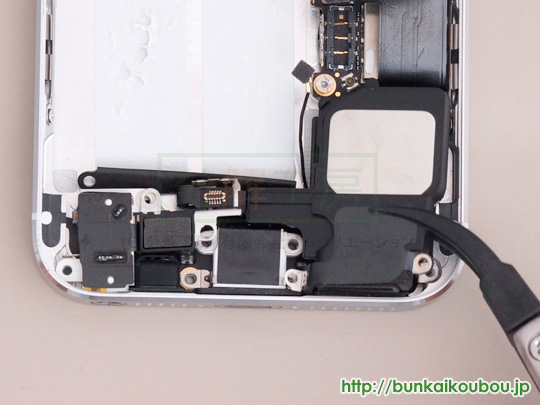 iPhone5s分解15Lightningコネクタ部品を外す(2)