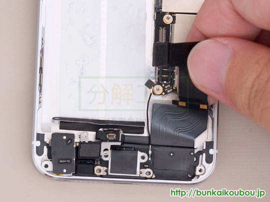 iPhone5s分解16Lightningコネクタ部品を外す(3)