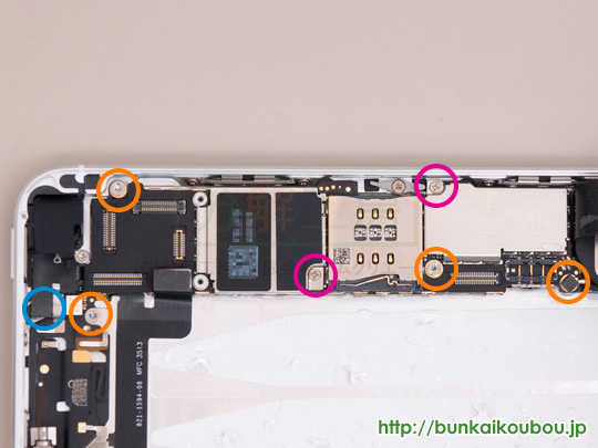 iPhone5s分解16ロジックボードのネジを外す