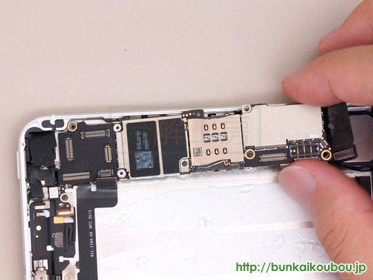 iPhone5s分解17ロジックボードを持ち上げる