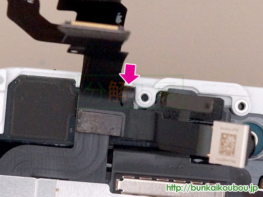 iPhone6分解15フロントカメラ部品を外す(3)