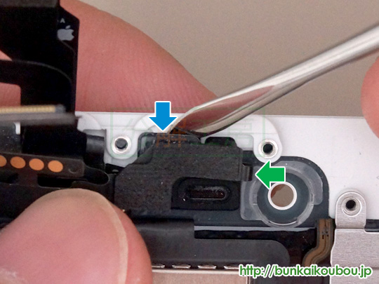iPhone6分解11フロントカメラ部品を外す(4)