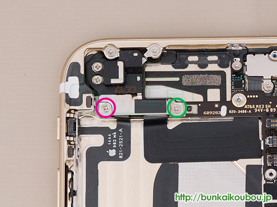 iPhone6分解24ロジックボードを外す(1)