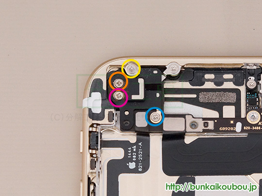 iPhone6分解25ロジックボードを外す(2)