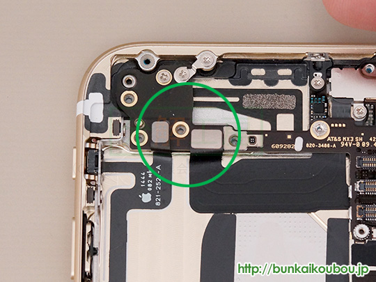 iPhone6分解26ロジックボードを外す(3)