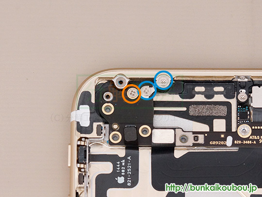 iPhone6分解20ロジックボードを外す(4)