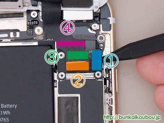 iPhone6Plus分解4各種接続ケーブルを外す