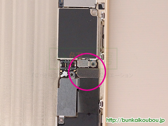 iPhone6Plus分解16ロジックボードを外す(1)
