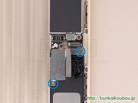 iPhone6Plus分解17ロジックボードを外す(2)