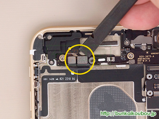 iPhone6分解20ロジックボードを外す(5)