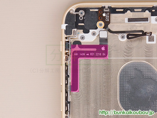 iPhone6分解27ボリューム・マナーボタンを外す(3)