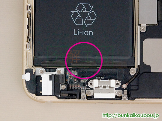 iPhone6Plus分解8バッテリーを外す(4)