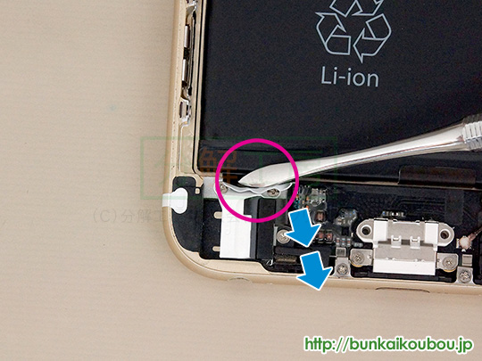 iPhone6Plus分解10バッテリーを外す(6)