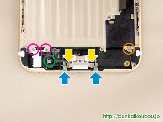 iPhone6分解18Lightningコネクタ部品を外す(1)
