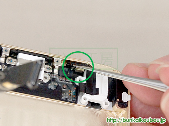 iPhone6分解20Lightningコネクタ部品を外す(3)