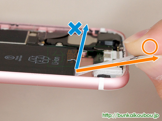 iPhone6s分解10バッテリーを外す(3)