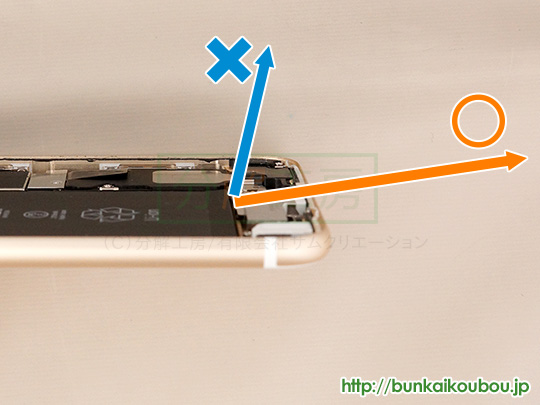 iPhone6s Plus分解11バッテリーを外す(2)