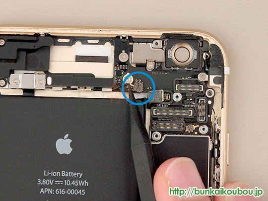 iPhone6s Plus分解15ロジックボードを外す(2)