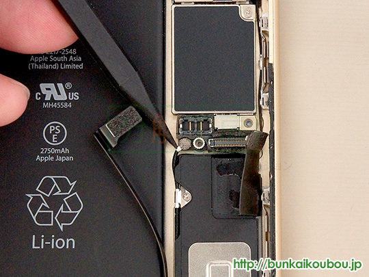 iPhone6s Plus分解16ロジックボードを外す(5)