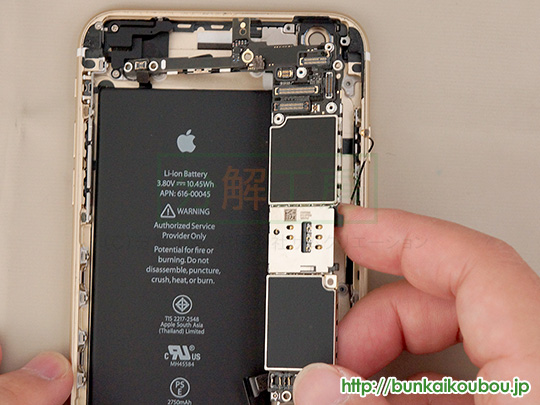 iPhone6s Plus分解25ロジックボードを外す(12)