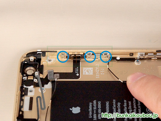 iPhone6s Plus分解26電源・スリープボタンを外す(2)