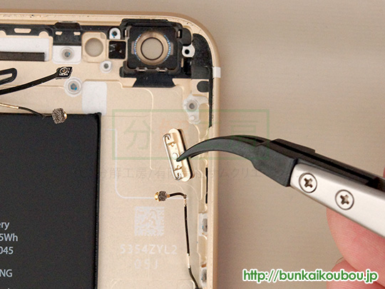 iPhone6s Plus分解29電源・スリープボタンを外す(5)