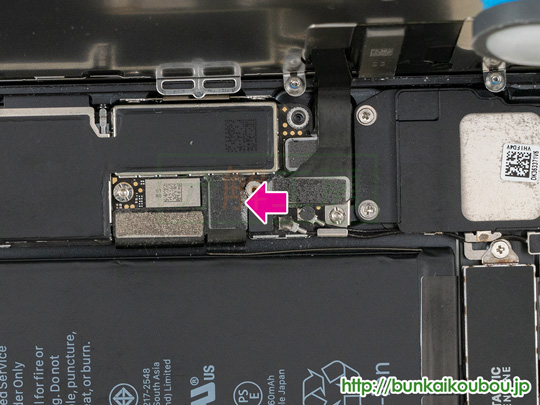 iPhone7分解6バッテリーコネクタを外す(2)