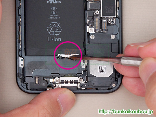 iPhone7分解15バッテリーを外す(3)