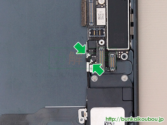 iPhone7分解14ロジックボードを外す(2)