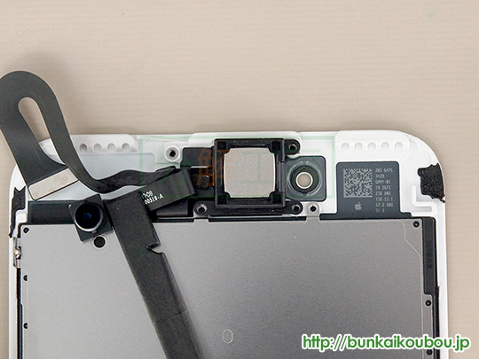 iPhone7Plus分解10フロントカメラ部品を外す(2)