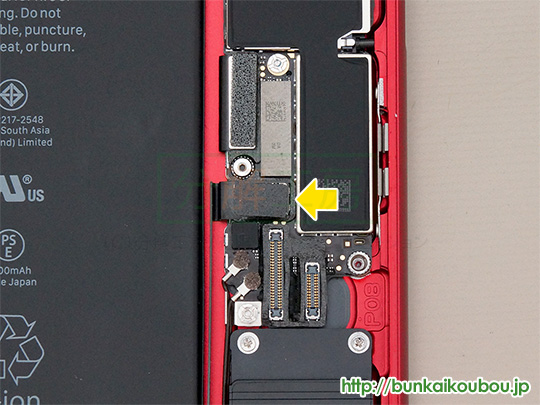 iPhone7Plus分解9バッテリーコネクタを外す