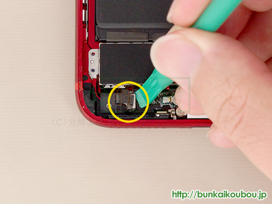 iPhone7Plus分解11TAPTIC ENGINEを外す(2)