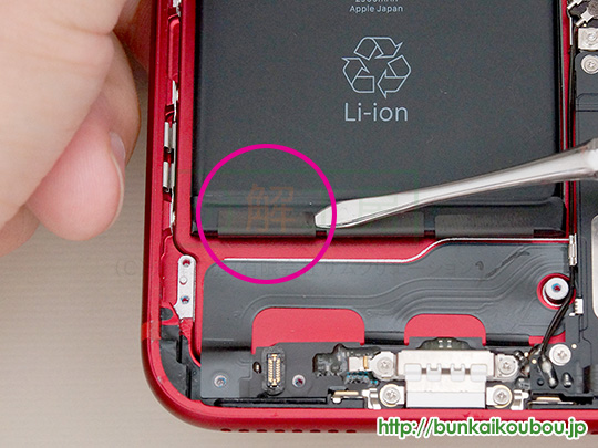 iPhone7Plus分解13バッテリーを外す(1)