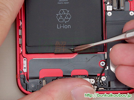 iPhone7Plus分解15バッテリーを外す(3)
