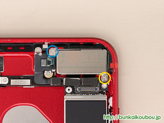iPhone7Plus分解20ロジックボードを外す(3)