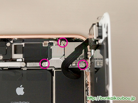 iPhone8分解8各種接続ケーブルを外す(2)