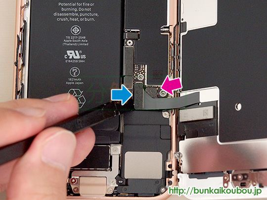 iPhone8分解8各種接続ケーブルを外す(4)