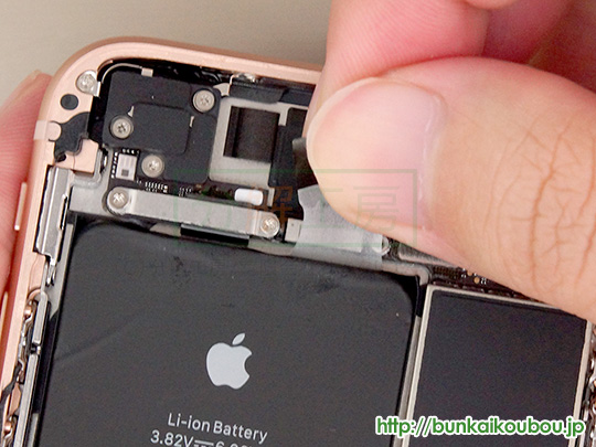 iPhone8分解11バッテリーを外す(2)