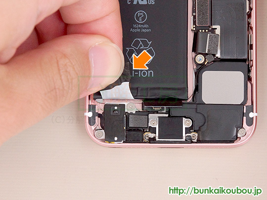 iPhoneSE分解9バッテリーを取り外す(2)