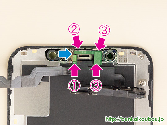 iPhoneXS分解9フロントスピーカーを外す(2)