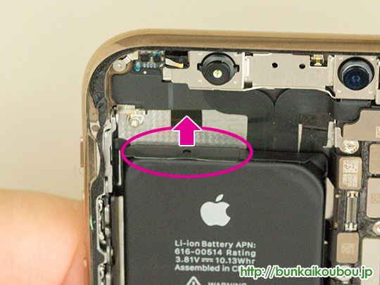 iPhoneXS分解15バッテリーを外す(3)