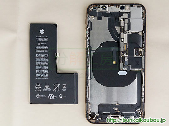 iPhoneXS分解17バッテリーを外す(5)