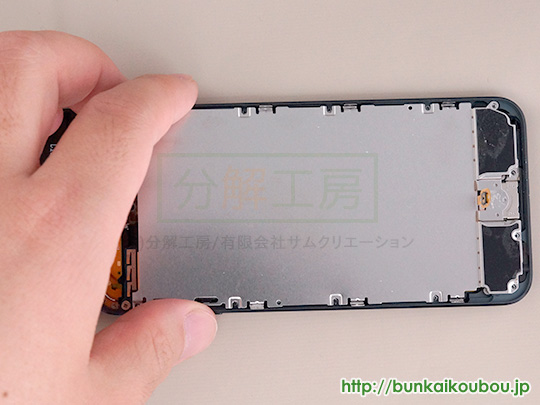 iPod touch 5G分解7液晶バックプレートを外す(3)