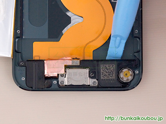 iPod touch 5G分解12Lightningコネクタを外す(2)