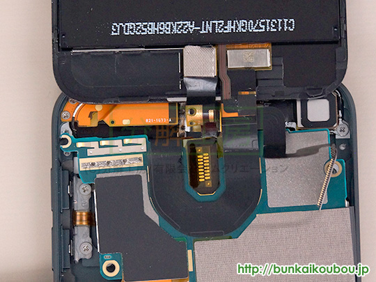 iPod touch 5G分解17液晶ケーブルを外す(2)