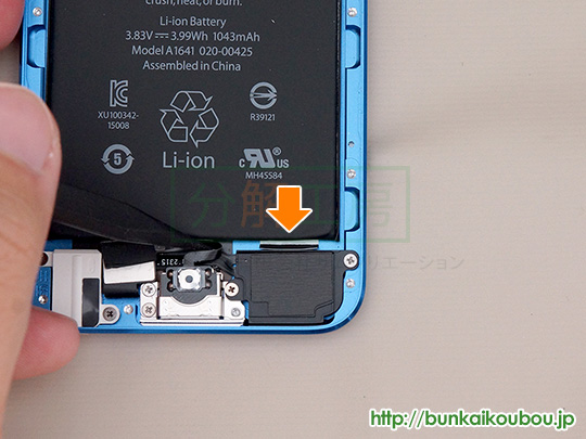 iPod touch 6G分解8バッテリーを取り出す(3)