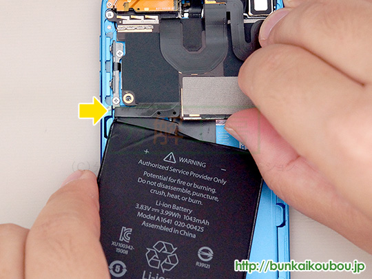 iPod touch 6G分解10バッテリーを取り出す(5)