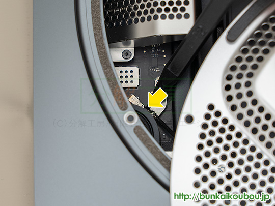 Mac mini2018分解4無線ANT付き蓋を外す(3)