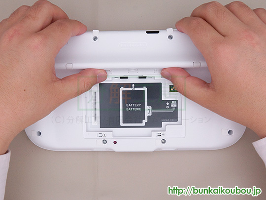 WiiUGamePad分解4ボトムケースを外す(2)